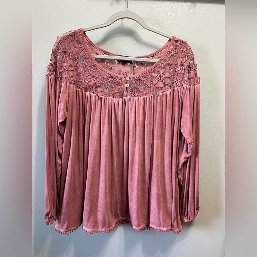 POL Women’s Distressed Top Size Medium